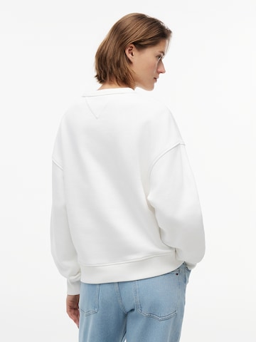 Tommy Jeans Collegepaita värissä valkoinen