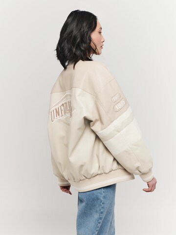 UNFOLLOWED x ABOUT YOU - Chaqueta de entretiempo 'MOST WANTED' en beige: frente