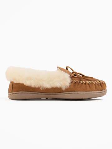 Minnetonka Mokaszin 'Alpinsheepskin' - barna
