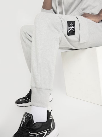 Calvin Klein Jeans Zúžený Kalhoty – šedá