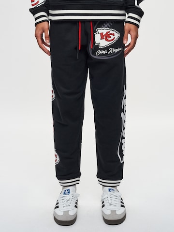 Recovered Tapered Sporthose 'NFL Chiefs Kingdom' in Schwarz: Vorderseite