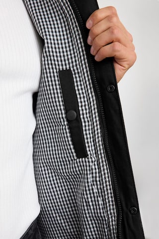 Giacca di mezza stagione di Trendyol in nero