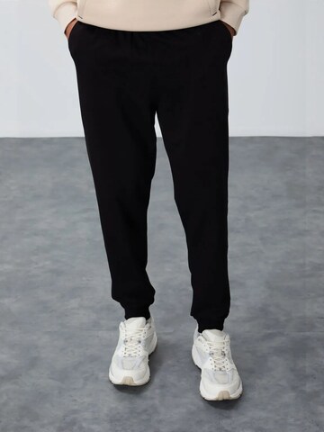 Tommy Life Tapered Workout Pants 'Jogginghose' in Black