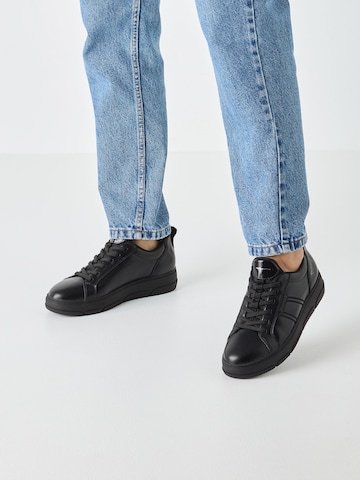 Baskets basses Tamaris en noir : devant