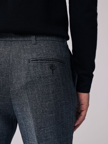 Coupe slim Pantalon à plis Next en gris