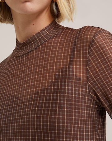 Tricou de la WE Fashion pe maro
