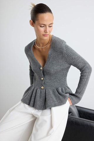 Trendyol Strickjacke in Grau