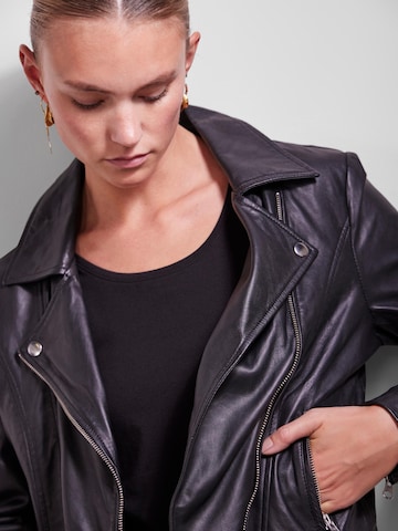 PIECES Between-Season Jacket in Black