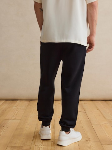 DAN FOX APPAREL Tapered Housut 'Matti' värissä musta
