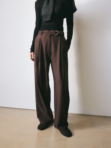 Wide leg Pantaloni con pieghe di Bhoem in marrone