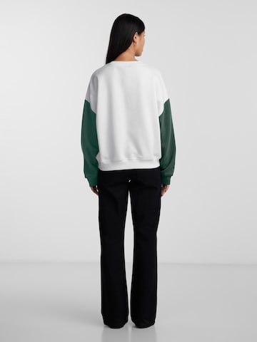 PIECES - Sweatshirt 'AMY' em branco