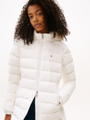 Tommy Jeans Välikausitakki 'ESSENTIAL' värissä valkoinen