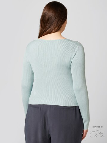 Guido Maria Kretschmer Curvy Pullover 'Daphne' inspired by Cita in Blau