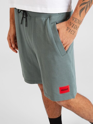 Regular Pantaloni 'Diz' de la HUGO pe verde