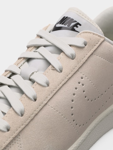 Baskets basses 'CLASSIC' Nike Sportswear en beige