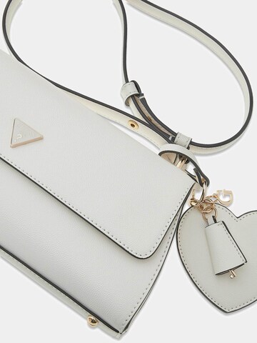 GUESS Schultertasche 'Isobel' in Weiß