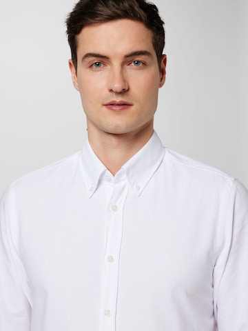 Coupe regular Chemise 'Rickert' BOSS Orange en blanc