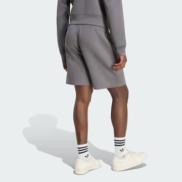 ADIDAS ORIGINALS - Regular Calças 'Trefoil Essentials' em cinzento