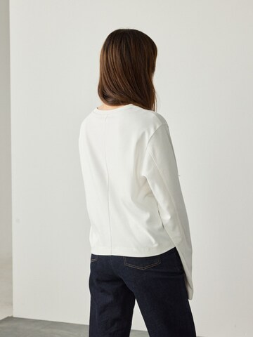 Tricou de la Next pe alb