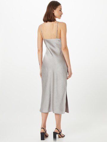 Robe de cocktail 'Rich' JUST FEMALE en gris