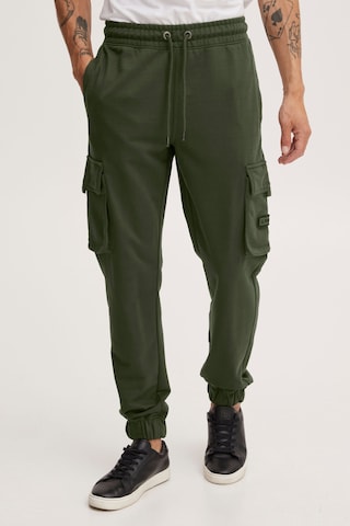 11 Project Tapered Cargo Pants 'Prsidone' in Green: front