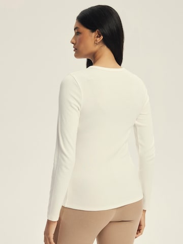 Maglietta 'Figurbetontes Ripp-Langarmshirt aus Viskosemix, Jody 2' di ESOTIQ in beige