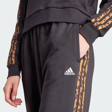 ADIDAS SPORTSWEAR Tapered Παντελόνι φόρμας 'Essentials' σε μαύρο