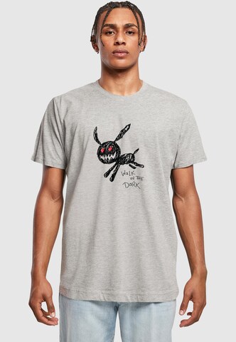 T-Shirt 'Walk In The Dark' Mister Tee en gris : devant