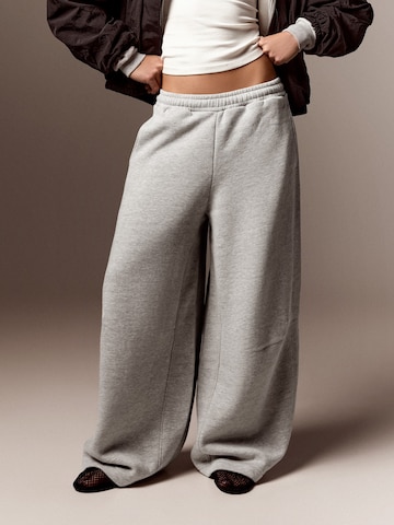 Bershka Wide leg Trousers in Grey: front