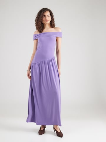 Rochie 'Elsa' de la ABOUT YOU pe mov: față