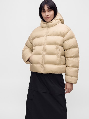 Nike Sportswear - Casaco de inverno 'CLSSC' em bege