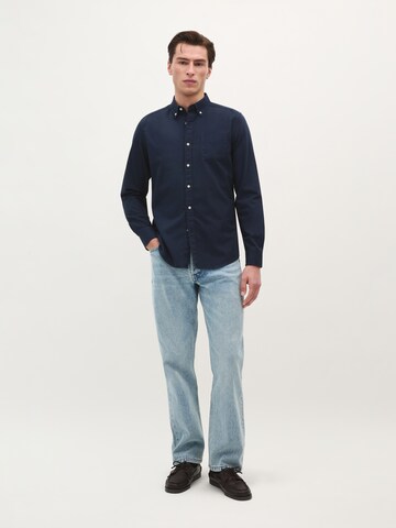 Coupe regular Chemise Scalpers en bleu : devant