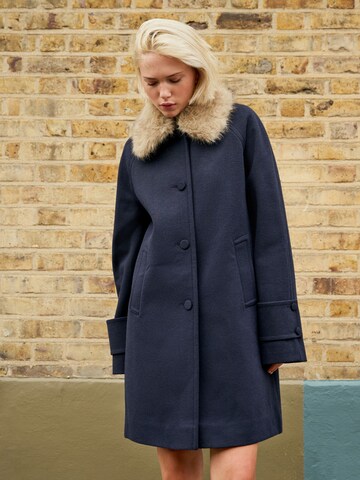 Next Mantel in Blau: Vorderseite