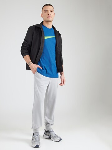 Nike Sportswear - Camiseta 'Swoosh' en azul