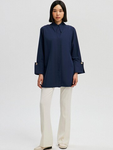 Touché Privé - Camiseta 'Poplin Shirt With Wide Cuff' en azul