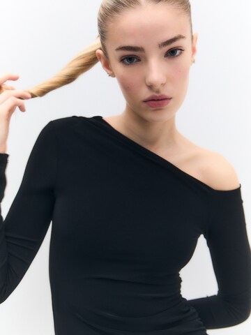 Rochie de la Pull&Bear pe negru