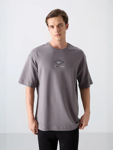 Maglietta di Tommy Life in grigio: frontale