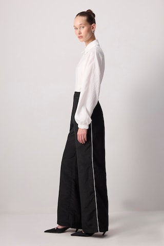 Touche Prive Wide leg Trousers in Black