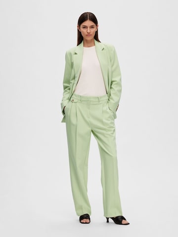 Regular Pantalon à plis 'Doah' SELECTED FEMME en vert