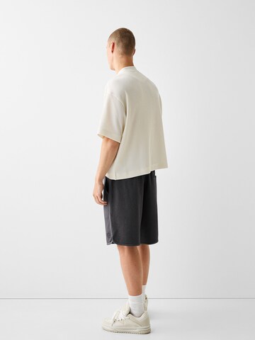 Bershka Loosefit Shorts in Schwarz