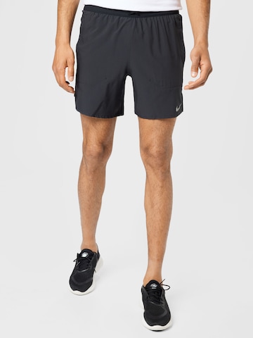 Regular Pantalon de sport NIKE en noir : devant