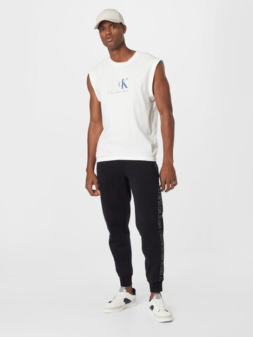 Calvin Klein Jeans Tapered Hose in Schwarz