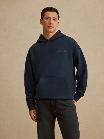 DAN FOX APPAREL Свитшот 'Sebastian' в Синий: спереди