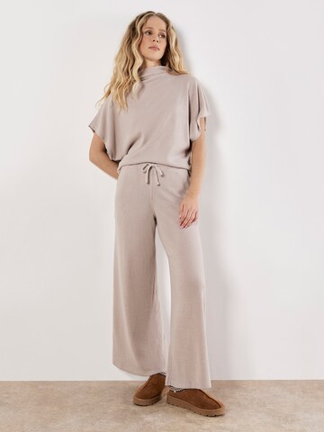 Apricot Soft Knit Side Ruched Top ' ' in Grau