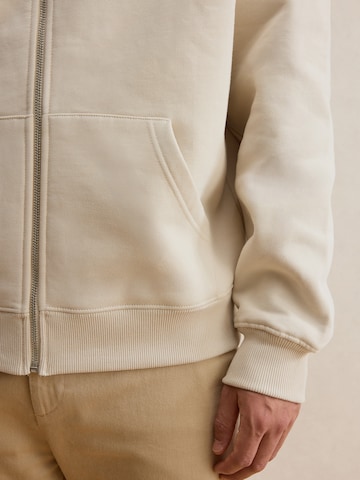 DAN FOX APPAREL Суичъри с качулка 'Fabian' в бяло
