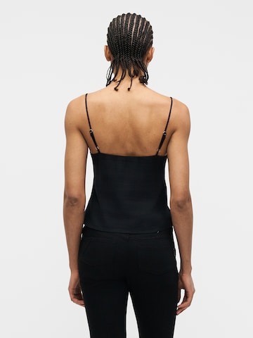 Top de la Abercrombie & Fitch pe negru