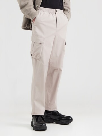 Lyle & ScottLoosefit Cargo hlače - siva boja: prednji dio