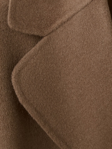 Cappotto di mezza stagione 'BATIN' di MANGO in marrone