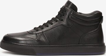 Sneaker alta di Kazar in nero: frontale