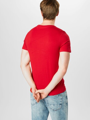 GUESS Μπλουζάκι σε κόκκινο